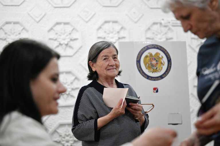 Голосование на избирательном участке во время парламентских выборов в Армении Голосование на избирательном участке во время парламентских выборов в Армении