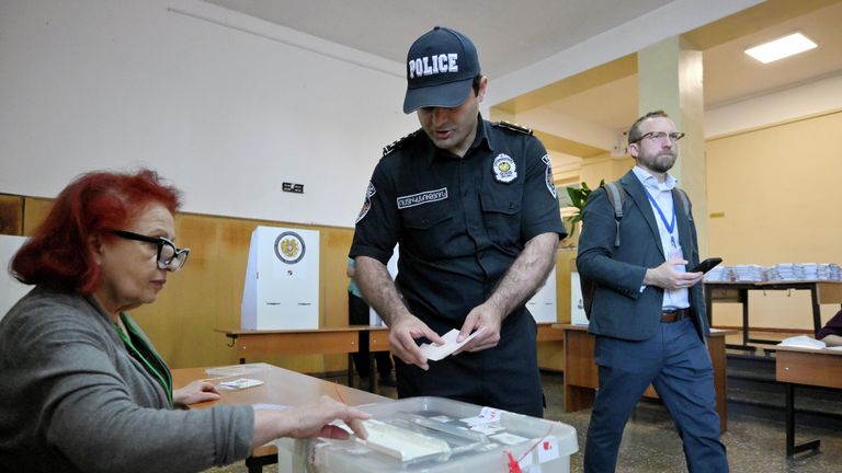 Голосование на избирательном участке в Ереване на парламентских выборах