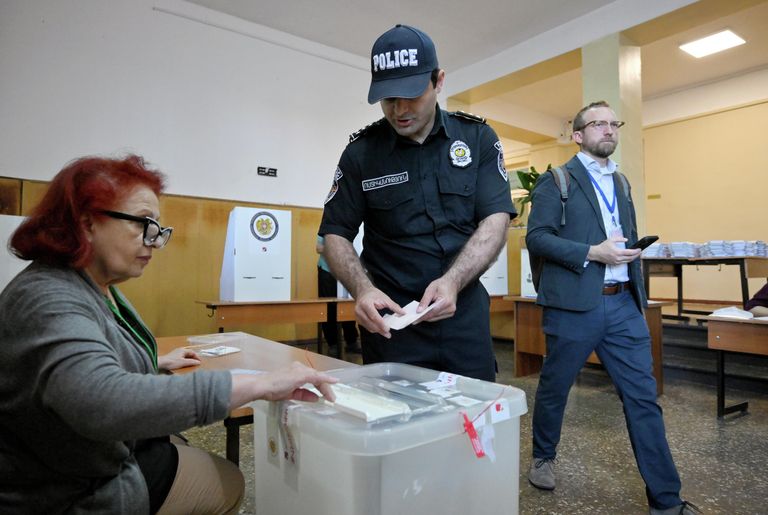 Голосование на избирательном участке в Ереване на парламентских выборах Голосование на избирательном участке в Ереване на парламентских выборах