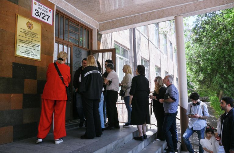 Избиратели пришли на парламентские выборы и стоят в очереди на избирательный участок в Ереване Избиратели пришли на парламентские выборы и стоят в очереди на избирательный участок в Ереване