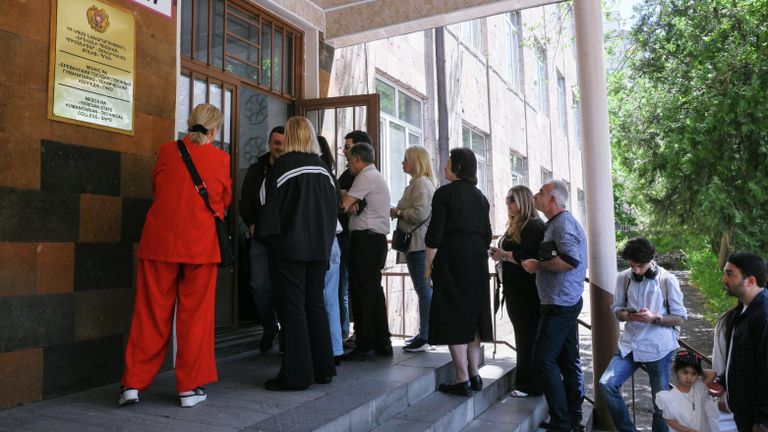 Избиратели пришли на парламентские выборы и стоят в очереди на избирательный участок в Ереване