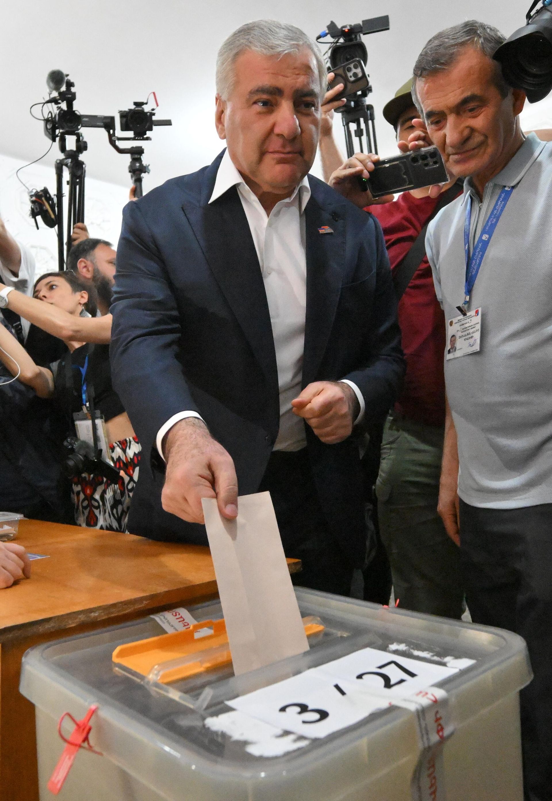 Предприниматель, лидер партии Сильная Армения Самвел Карапетян голосует на избирательном участке в Ереване на парламентских выборах - РИА Новости, 1920, 09.07.2026
