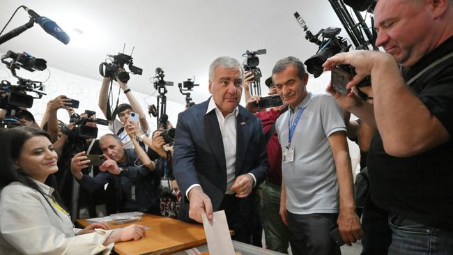 Предприниматель, лидер партии Сильная Армения Самвел Карапетян голосует на избирательном участке в Ереване на парламентских выборах Предприниматель, лидер партии Сильная Армения Самвел Карапетян голосует на избирательном участке в Ереване на парламентских выборах