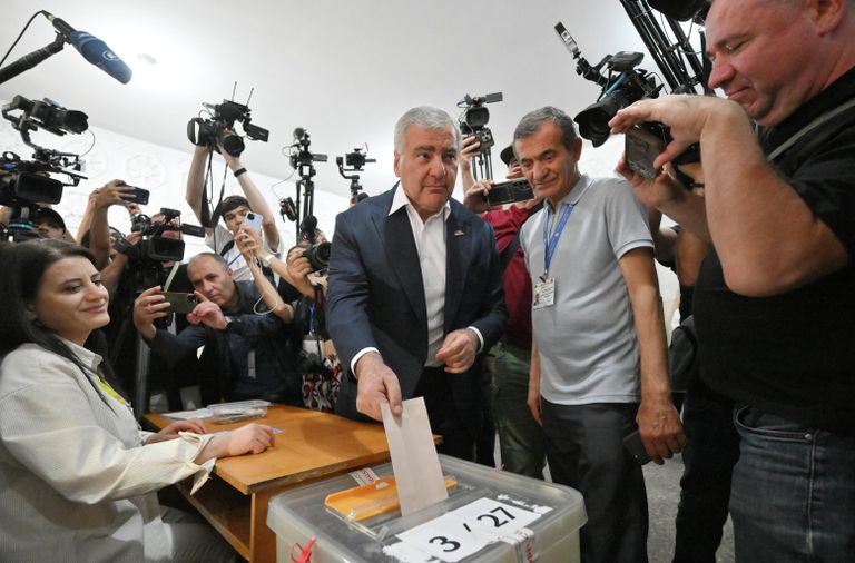 Предприниматель, лидер партии Сильная Армения Самвел Карапетян голосует на избирательном участке в Ереване на парламентских выборах Предприниматель, лидер партии Сильная Армения Самвел Карапетян голосует на избирательном участке в Ереване на парламентских выборах
