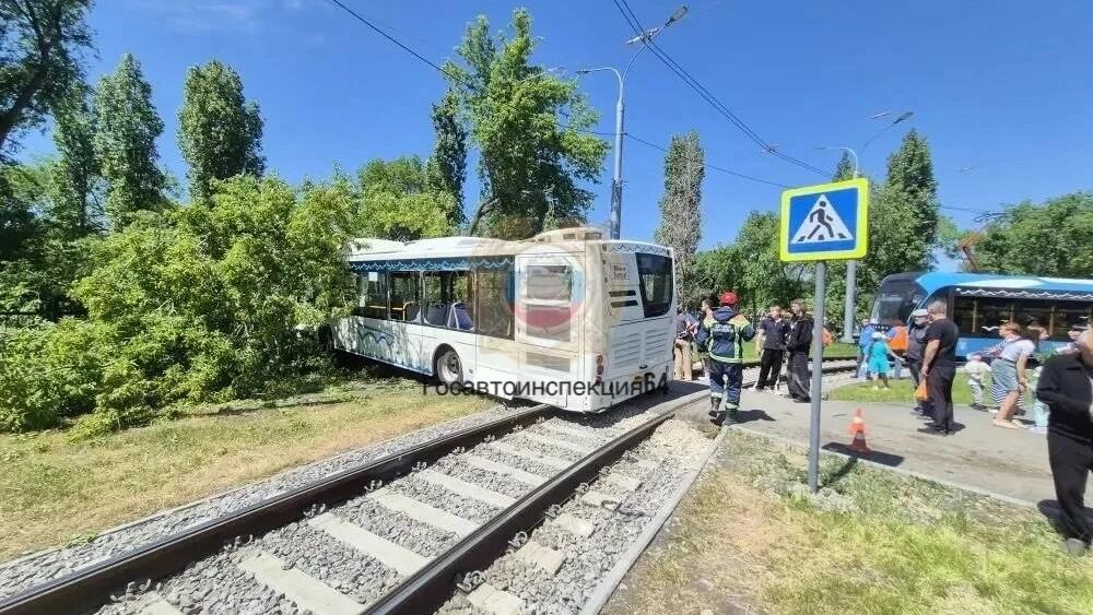 Маршрутный автобус врезался в дерево в Саратове Маршрутный автобус врезался в дерево в Саратове - РИА Новости, 1920, 07.06.2026