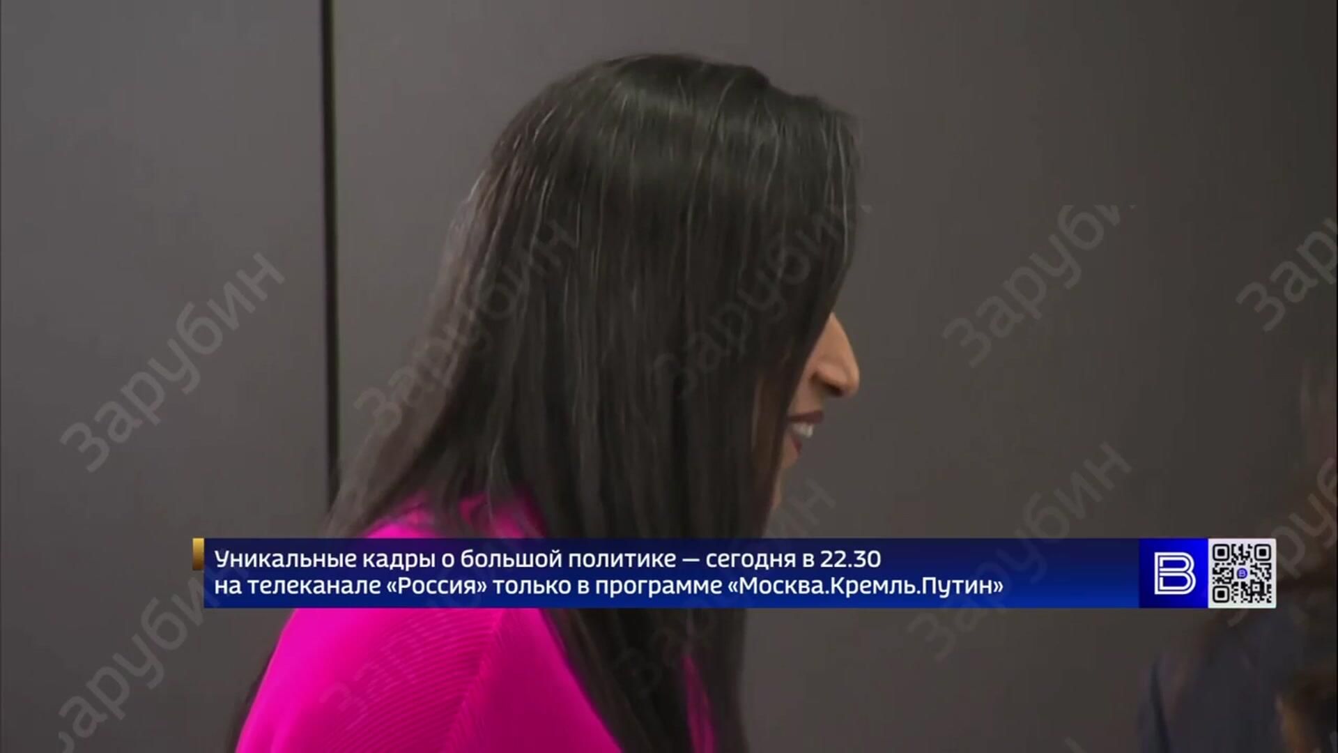 Кадры общения Путина с модератором форума Кадры общения Путина с модератором форума - РИА Новости, 1920, 07.06.2026