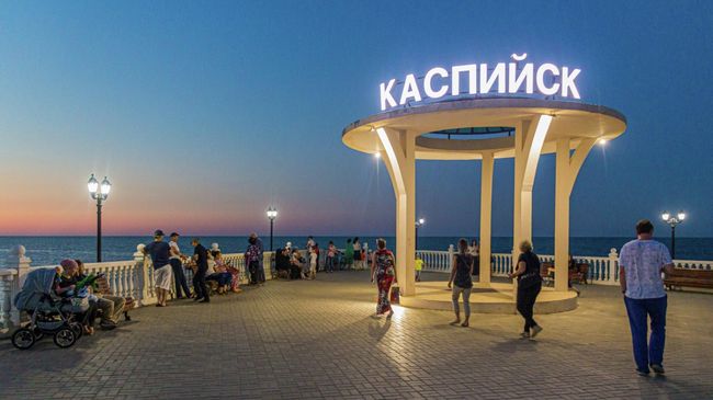 Закат на набережной Каспийска