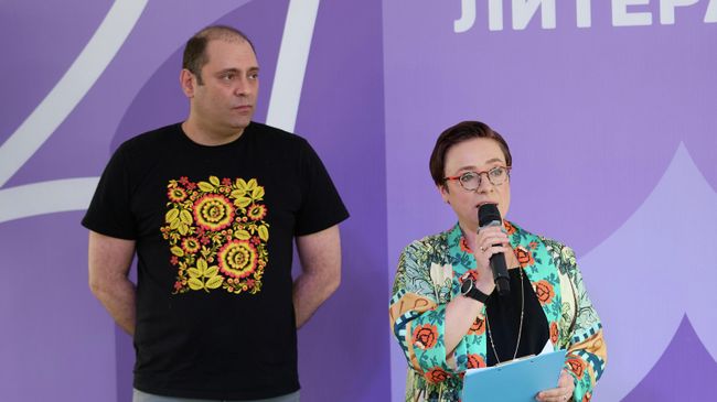 Вячеслав Бавидов и Тутта Ларсен на презентации романа Опаленный голубь мира на книжном фестивале Красная площадь