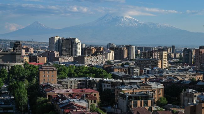 Вид на город Ереван в Армении Вид на город Ереван в Армении