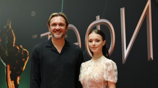 Анна Щербакова и Максим Траньков перед началом церемонии награждения лауреатов премии ТЭФИ
