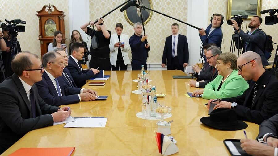 Министр иностранных дел РФ Сергей Лавров и кандидат на пост генерального секретаря ООН, экс-президент Чили Мишель Бачелет во время встречи в Москве Министр иностранных дел РФ Сергей Лавров и кандидат на пост генерального секретаря ООН, экс-президент Чили Мишель Бачелет во время встречи в Москве - РИА Новости, 1920, 08.06.2026