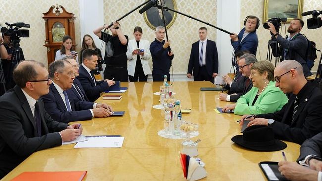 Министр иностранных дел РФ Сергей Лавров и кандидат на пост генерального секретаря ООН, экс-президент Чили Мишель Бачелет во время встречи в Москве