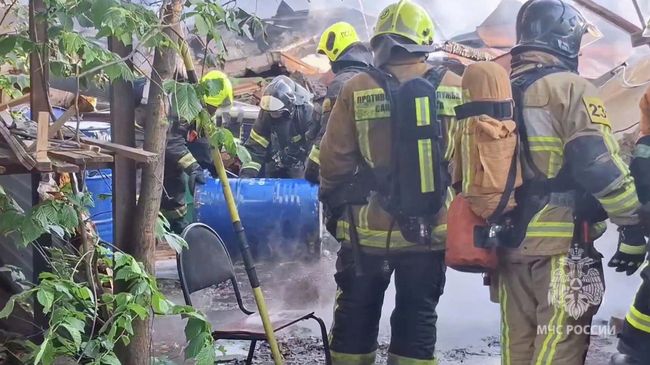 Ликвидация пожара в ангаре в Санкт-Петербурге