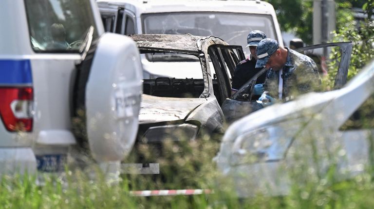 Сотрудники правоохранительных органов на месте подрыва автомобиля BMW Х3 в Балашихе Сотрудники правоохранительных органов на месте подрыва автомобиля BMW Х3 в Балашихе