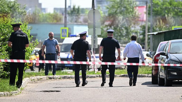 Сотрудники правоохранительных органов на месте подрыва автомобиля BMW Х3 в Балашихе Сотрудники правоохранительных органов на месте подрыва автомобиля BMW Х3 в Балашихе