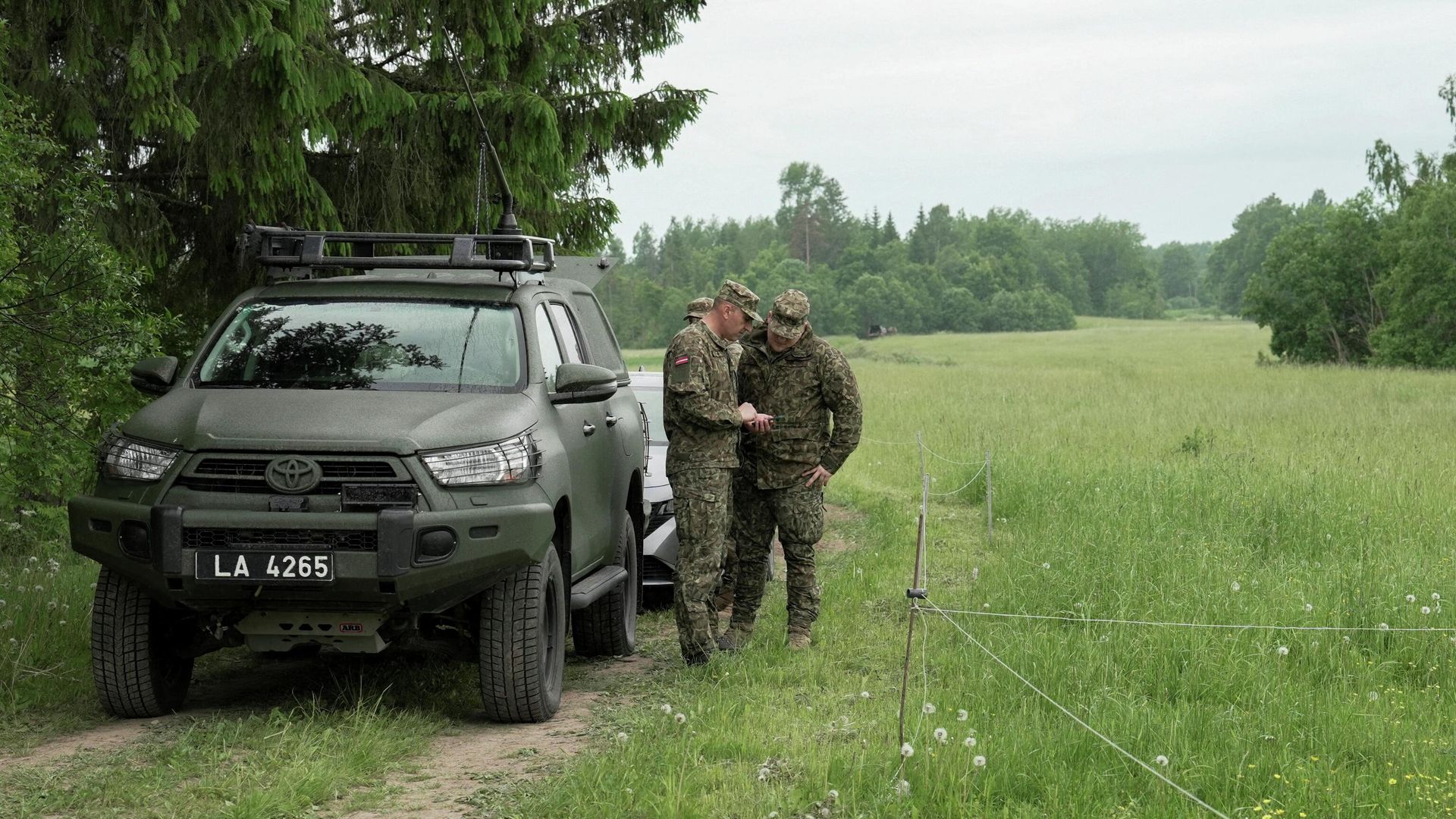 Латвийские военные в районе падения обломков перехваченного беспилотника в Роговке. 8 июня 2026 Латвийские военные в районе падения обломков перехваченного беспилотника в Роговке. 8 июня 2026 - РИА Новости, 1920, 08.06.2026