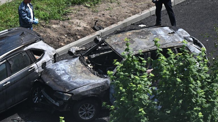 Сотрудники правоохранительных органов на месте подрыва автомобиля BMW Х3 в Балашихе Сотрудники правоохранительных органов на месте подрыва автомобиля BMW Х3 в Балашихе
