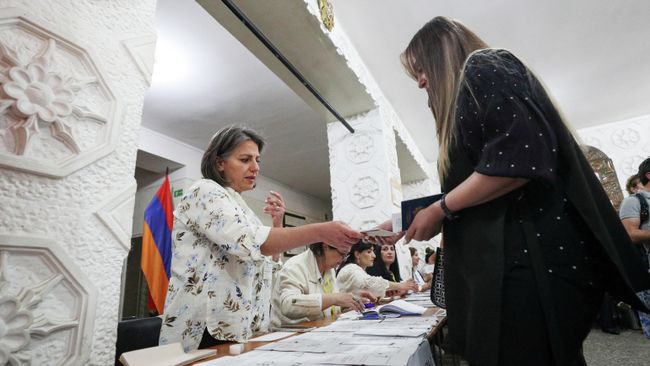 Голосование на избирательном участке в Ереване на парламентских выборах