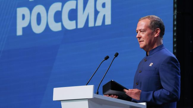 ЕР остается ведущей политической силой в стране, заявил Медведев