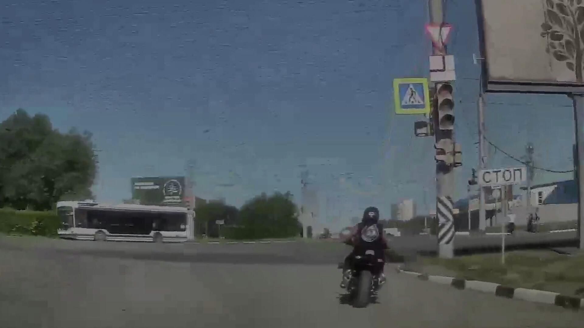 Кадры погони полицейских за мотоциклистом в Омске Кадры погони полицейских за мотоциклистом в Омске - РИА Новости, 1920, 09.06.2026
