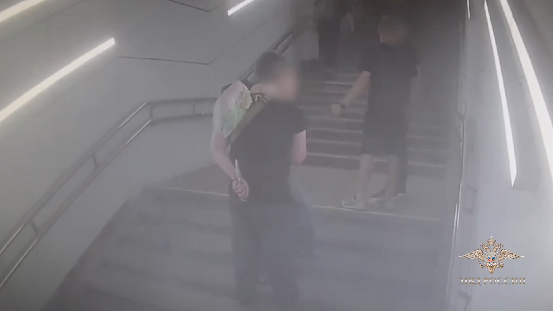 Кадр видео с конфликтом между двумя мужчинами в переходе метро в Москве Кадр видео с конфликтом между двумя мужчинами в переходе метро в Москве - РИА Новости, 1920, 09.06.2026