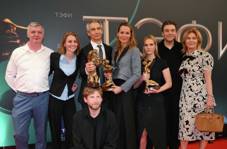 Лауреаты национальной телевизионной премии ТЭФИ-2026. Третий слева: продюсер Антон Златопольский, четвертая справа: ведущая программы Белая студия (канал Культура) Дарья Златопольская