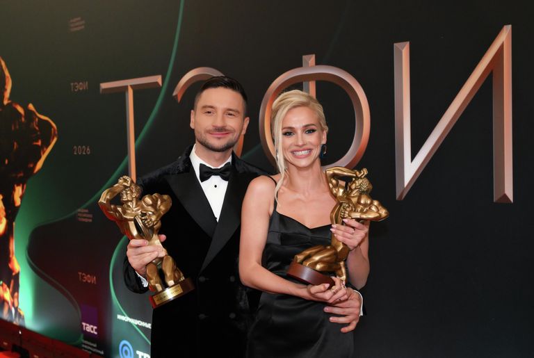 Лауреаты национальной телевизионной премии ТЭФИ-2026: актриса, ведущая программы Суперниндзя (СТС) Валерия Астапова (в номинации Спортивно-развлекательное шоу) и певец, ведущий программы Ну-ка, все вместе! (Россия-1) Сергей Лазарев, получивший награду за победу проекта Ну-ка, все вместе! в категории Развлекательное шоу талантов прайм-тайма