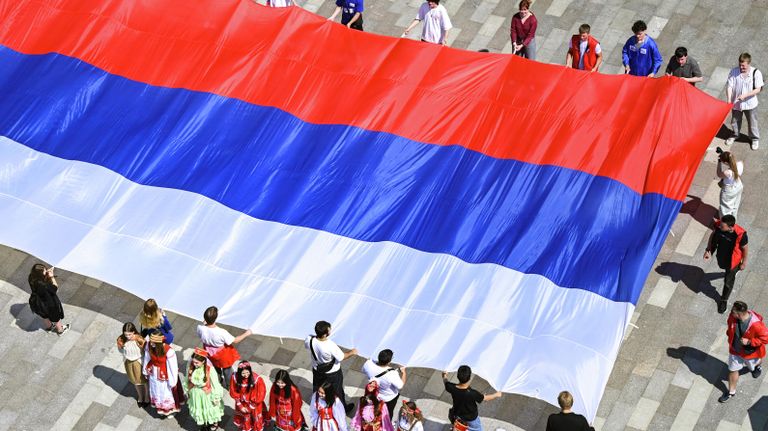 Активисты Молодой Гвардии Единой России и Волонтерской Роты во время патриотической акции в Москве в преддверии Дня России