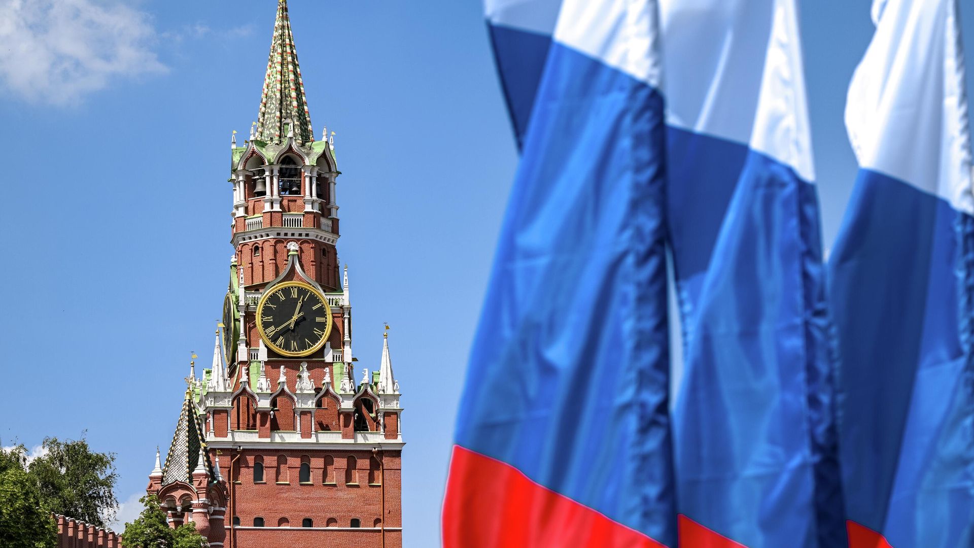 Флаги России на фоне Спасской башни Флаги России на фоне Спасской башни - РИА Новости, 1920, 30.07.2026