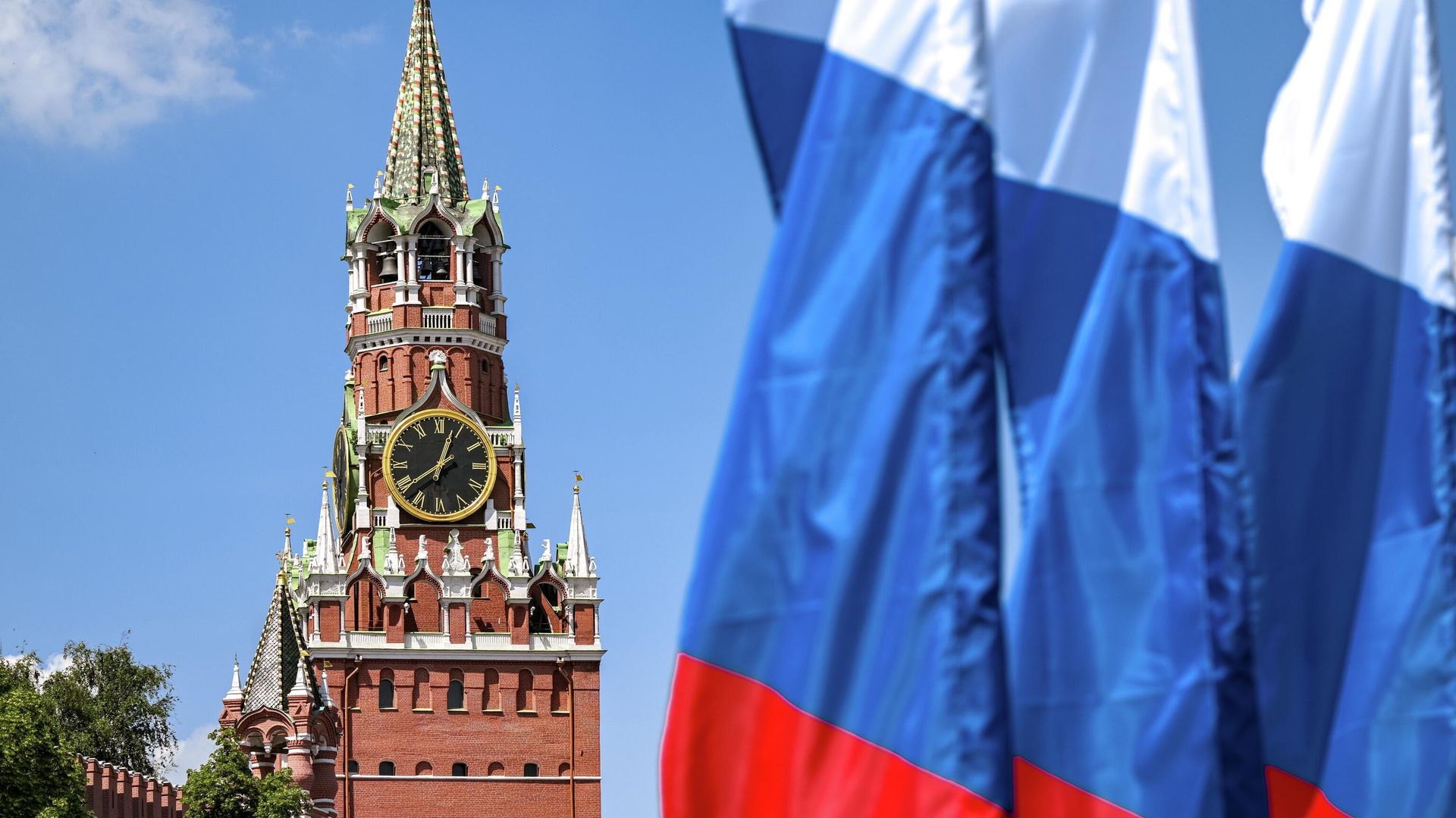Флаги России на фоне Спасской башни Флаги России на фоне Спасской башни - РИА Новости, 1920, 08.07.2026