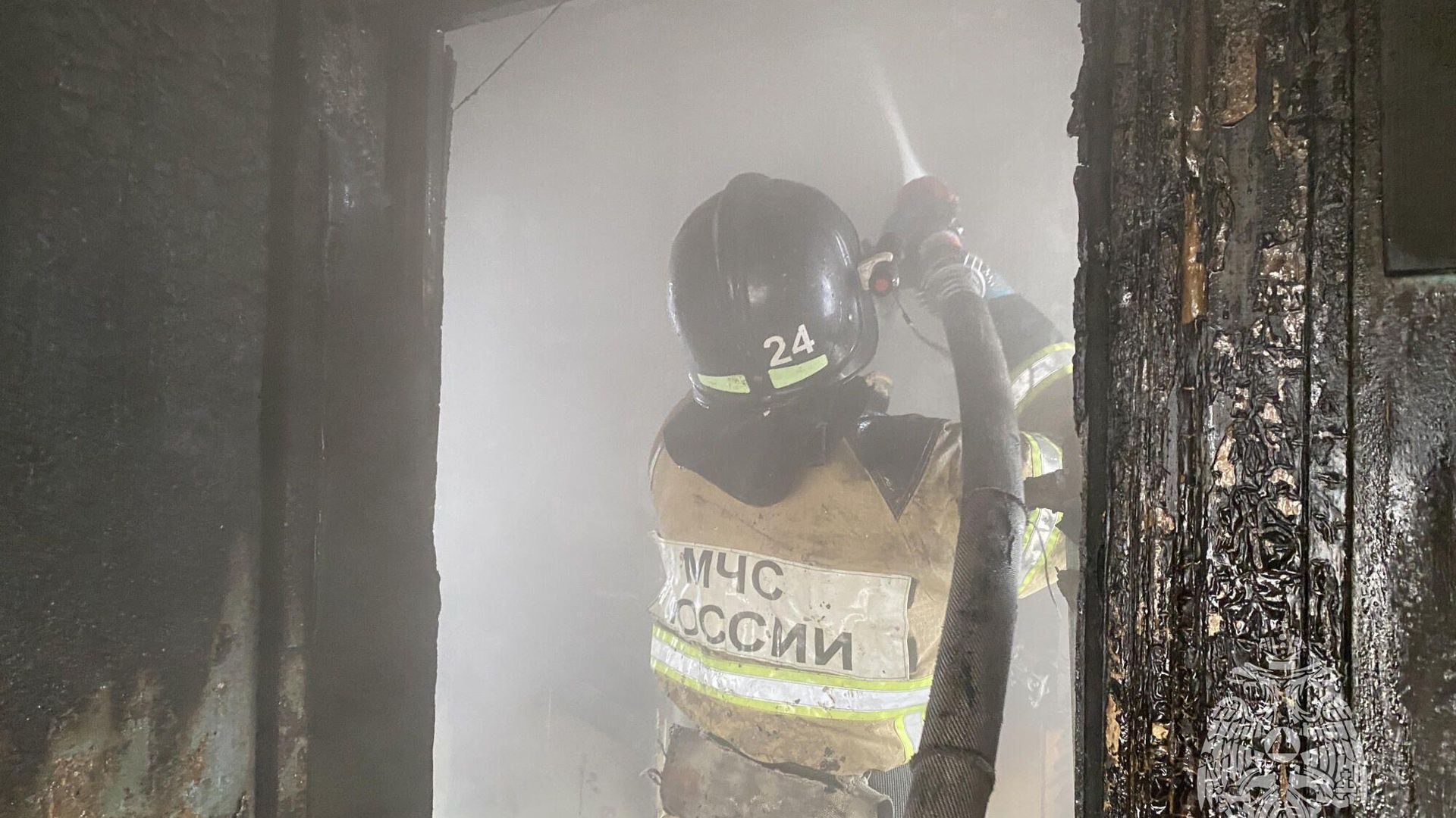 Сотрудник МЧС ликвидирует пожар в жилом доме во Владивостоке Сотрудник МЧС ликвидирует пожар в жилом доме во Владивостоке - РИА Новости, 1920, 10.06.2026