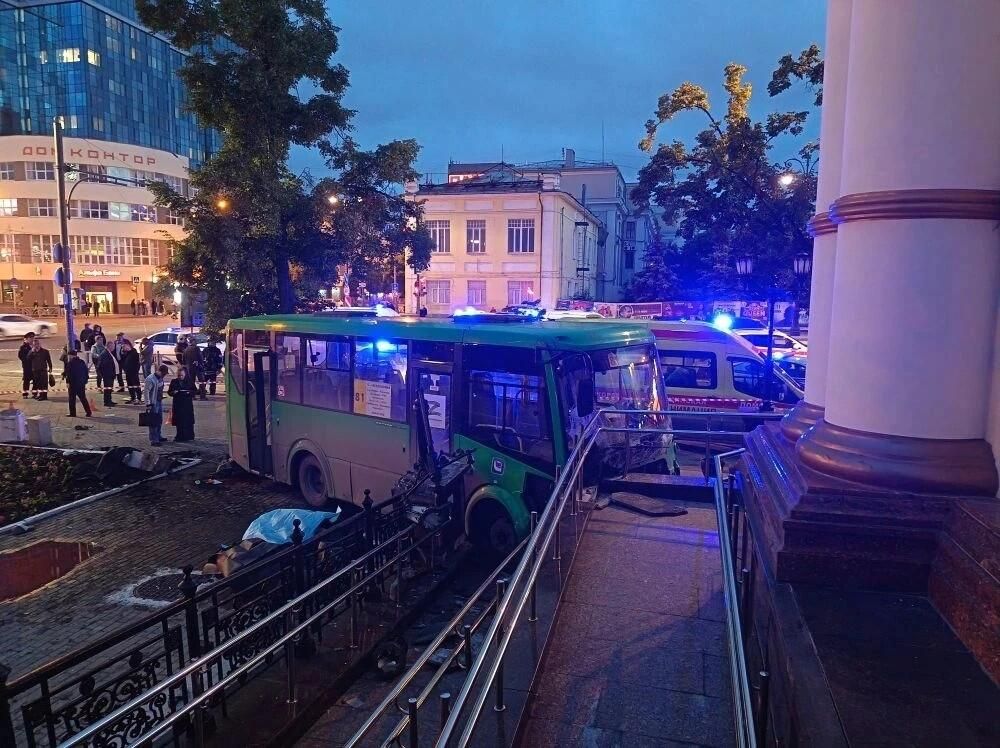 Последствия наезда автобуса на пешеходов в Екатеринбурге Последствия наезда автобуса на пешеходов в Екатеринбурге - РИА Новости, 1920, 10.06.2026