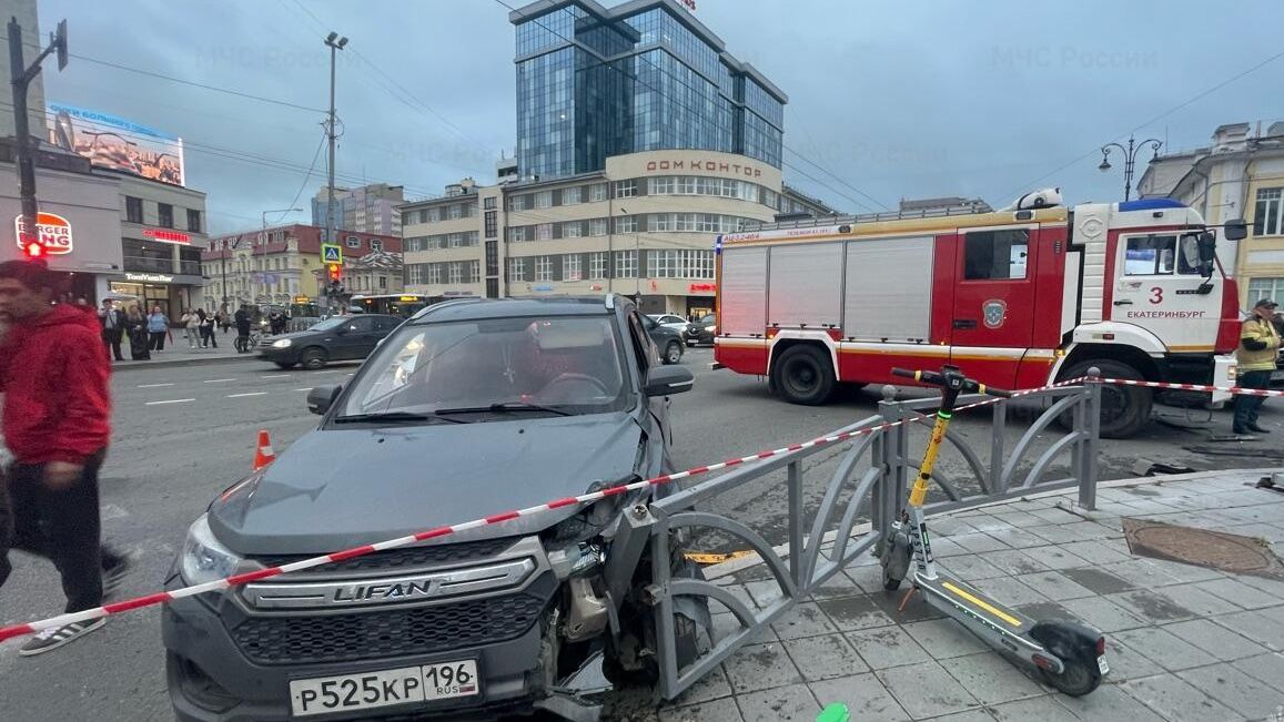 ДТП с автобусом в Екатеринбурге. Кадр видео ДТП с автобусом в Екатеринбурге. Кадр видео - РИА Новости, 1920, 11.06.2026