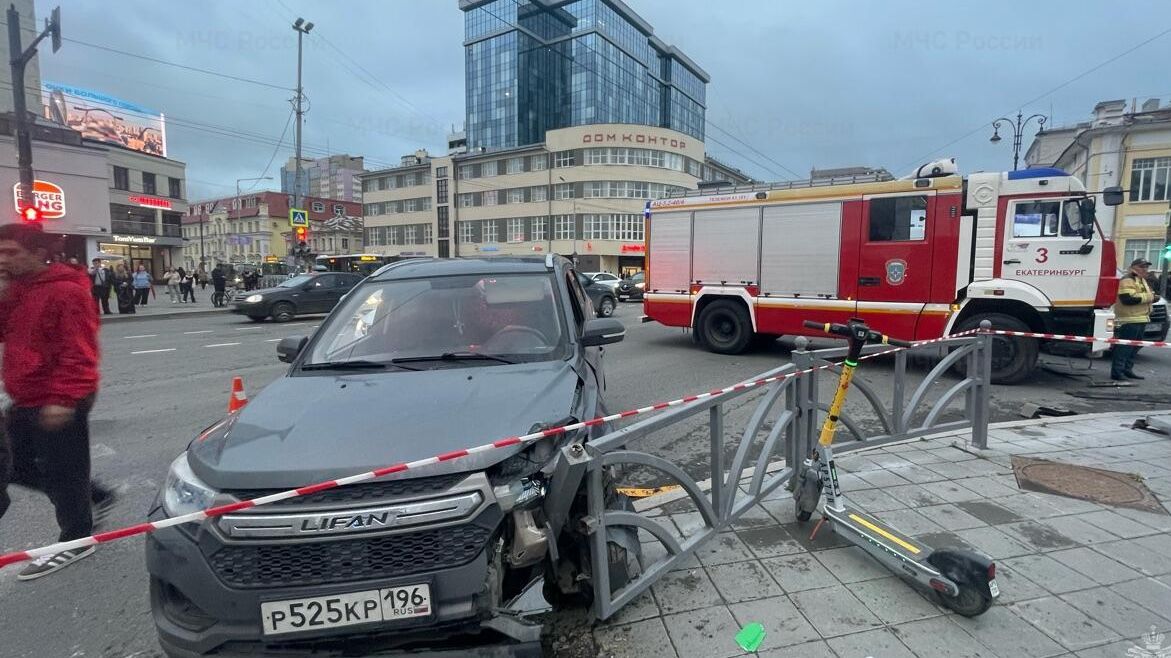 ДТП с автобусом в Екатеринбурге. Кадр видео ДТП с автобусом в Екатеринбурге. Кадр видео - РИА Новости, 1920, 12.06.2026