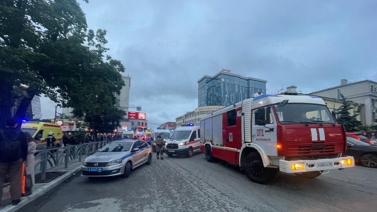 Последствия наезда автобуса на пешеходов в Екатеринбурге Последствия наезда автобуса на пешеходов в Екатеринбурге - РИА Новости, 1920, 10.06.2026