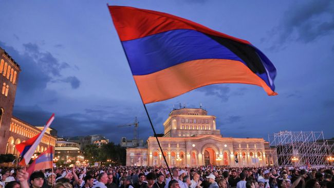 Жители Еревана с флагами Армении