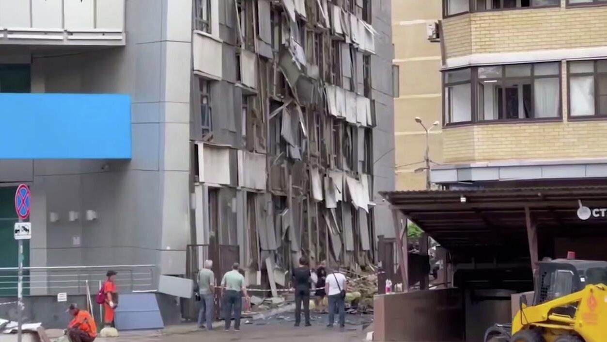 Обломки беспилотника попали в многоквартирный дом в Краснодаре Обломки беспилотника попали в многоквартирный дом в Краснодаре - РИА Новости, 1920, 11.06.2026