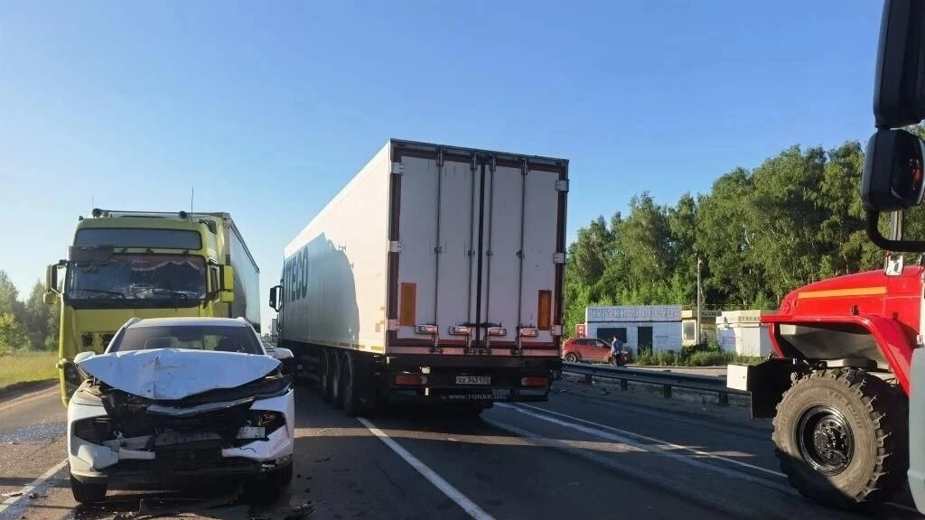 В ДТП с участием семи автомобилей на трассе М-2 в Тульской области. 10 июня 2026 - РИА Новости, 1920, 10.06.2026