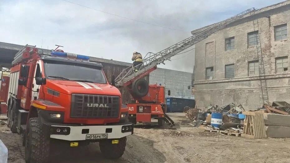 Ликвидация пожара на производственной площадке в районе завода Экран в Новосибирске Ликвидация пожара на производственной площадке в районе завода Экран в Новосибирске - РИА Новости, 1920, 11.06.2026