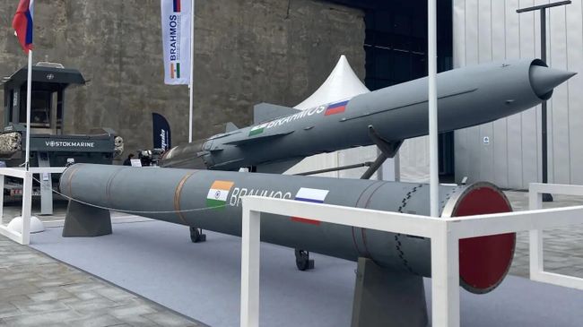 Ракеты Brahmos на военно-морском салоне Флот-2026