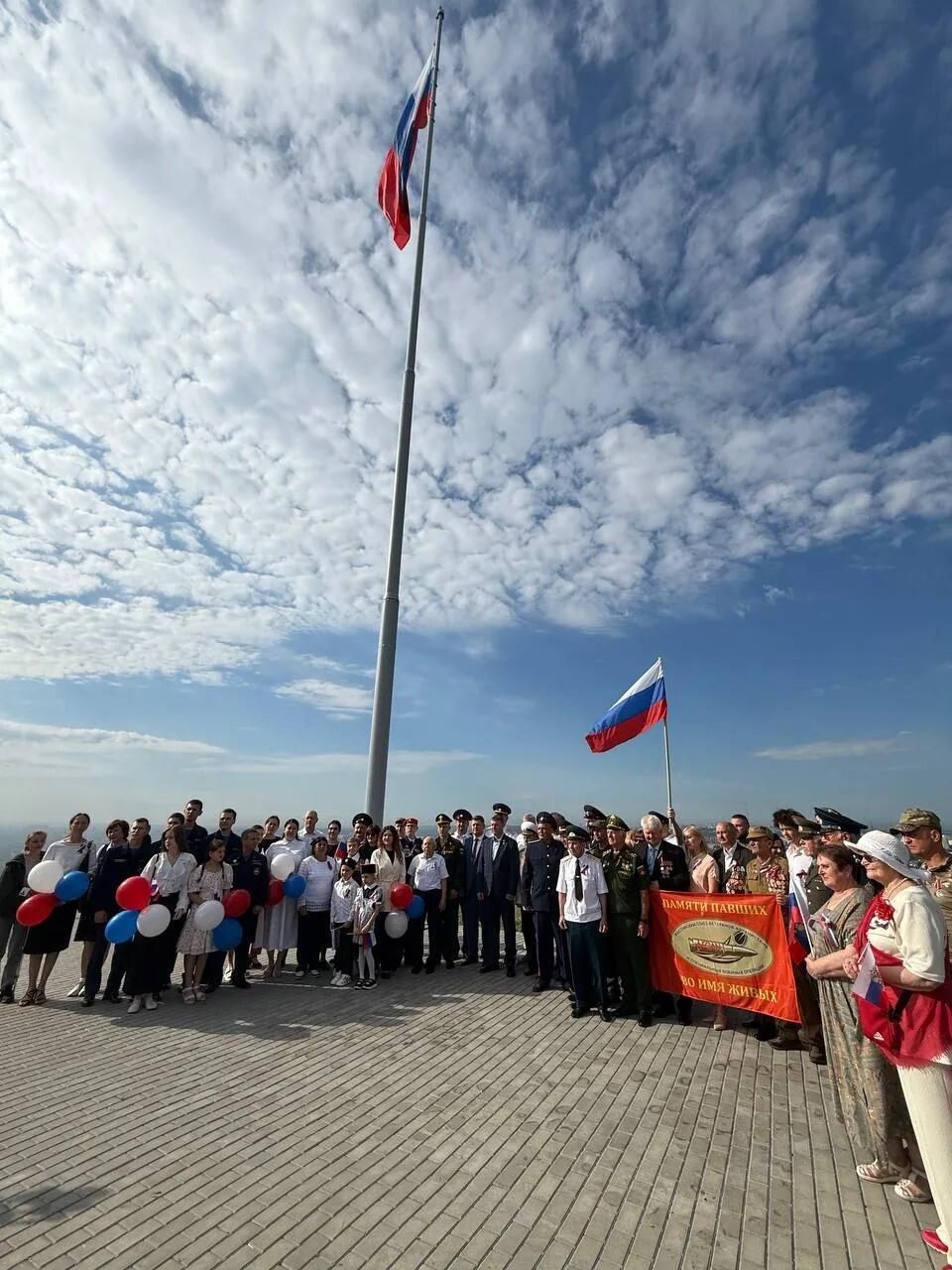 Государственный флаг РФ подняли на меловой горе в Белгороде в День России - РИА Новости, 1920, 12.06.2026