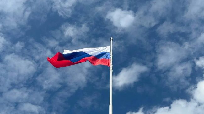 Государственный флаг РФ подняли на меловой горе в Белгороде в День России