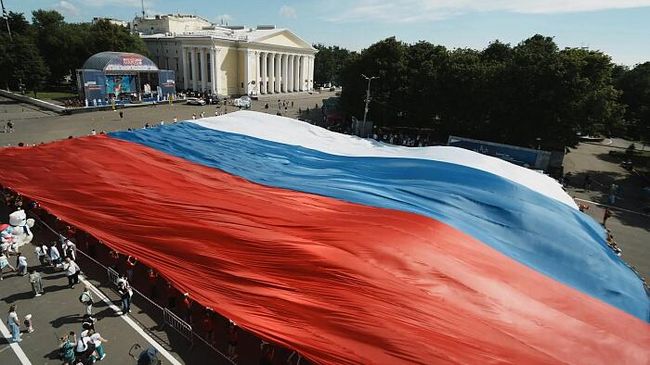 Триколор площадью 1,7 тыс кв м развернули в Кирове в День России
