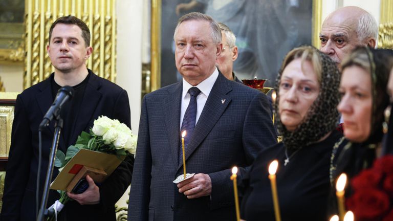 Губернатор Санкт-Петербурга Александр Беглов (в центре) на церемонии прощания с народной артисткой СССР Людмилой Чурсиной в Спасо-Преображенском соборе Санкт-Петербурга Губернатор Санкт-Петербурга Александр Беглов (в центре) на церемонии прощания с народной артисткой СССР Людмилой Чурсиной в Спасо-Преображенском соборе Санкт-Петербурга