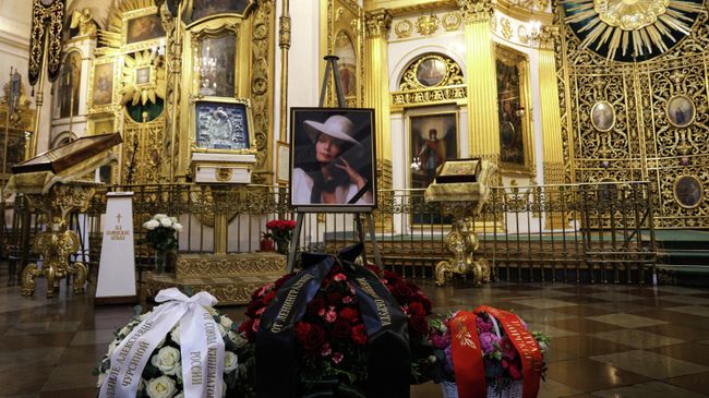 Церемония прощания с народной артисткой СССР Людмилой Чурсиной в Спасо-Преображенском соборе Санкт-Петербурга