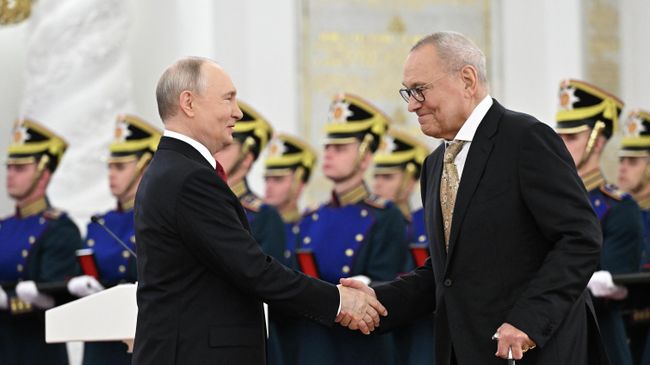Президент РФ Владимир Путин и режиссер, продюсер Андрей Кончаловский - лауреат Государственной премии в области литературы и искусства 2025 года на церемонии награждения в Кремле. 12 июня 2026
