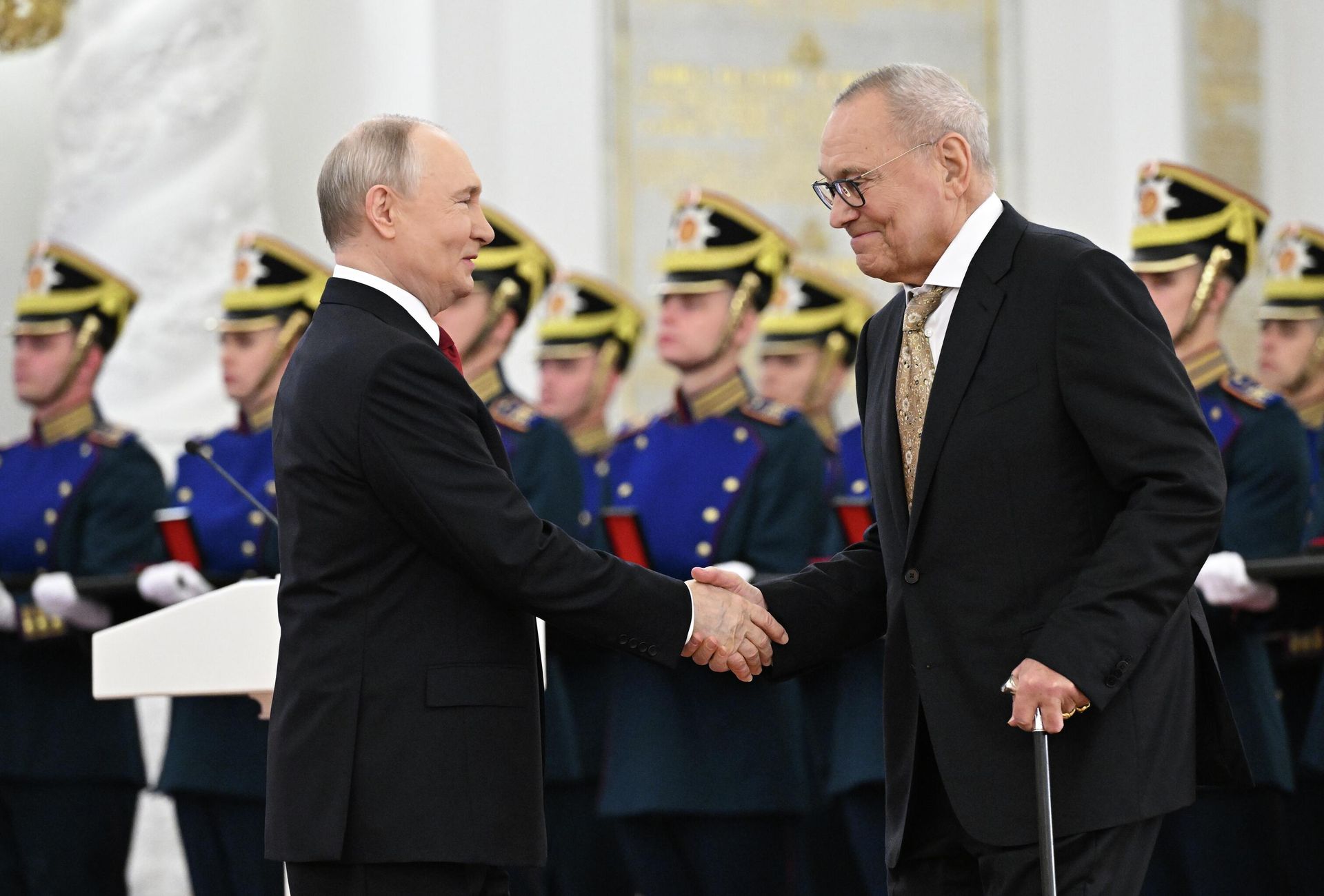Президент РФ Владимир Путин и режиссер, продюсер Андрей Кончаловский - лауреат Государственной премии в области литературы и искусства 2025 года на церемонии награждения в Кремле Президент РФ Владимир Путин и режиссер, продюсер Андрей Кончаловский - лауреат Государственной премии в области литературы и искусства 2025 года на церемонии награждения в Кремле - РИА Новости, 1920, 12.06.2026