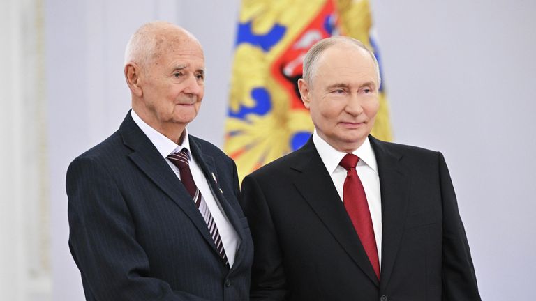 Президент РФ Владимир Путин и начальник сектора Центрального научно-исследовательского института точного машиностроения Петр Сердюков, удостоенный звания Героя Труда РФ Президент РФ Владимир Путин и начальник сектора Центрального научно-исследовательского института точного машиностроения Петр Сердюков, удостоенный звания Героя Труда РФ