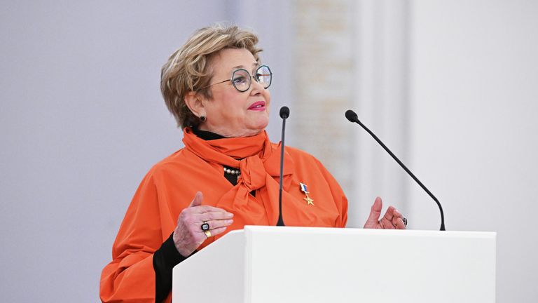 Артистка московского театра Современник Марина Неелова, удостоенная звания Героя Труда, выступает на церемонии награждения Артистка московского театра Современник Марина Неелова, удостоенная звания Героя Труда, выступает на церемонии награждения