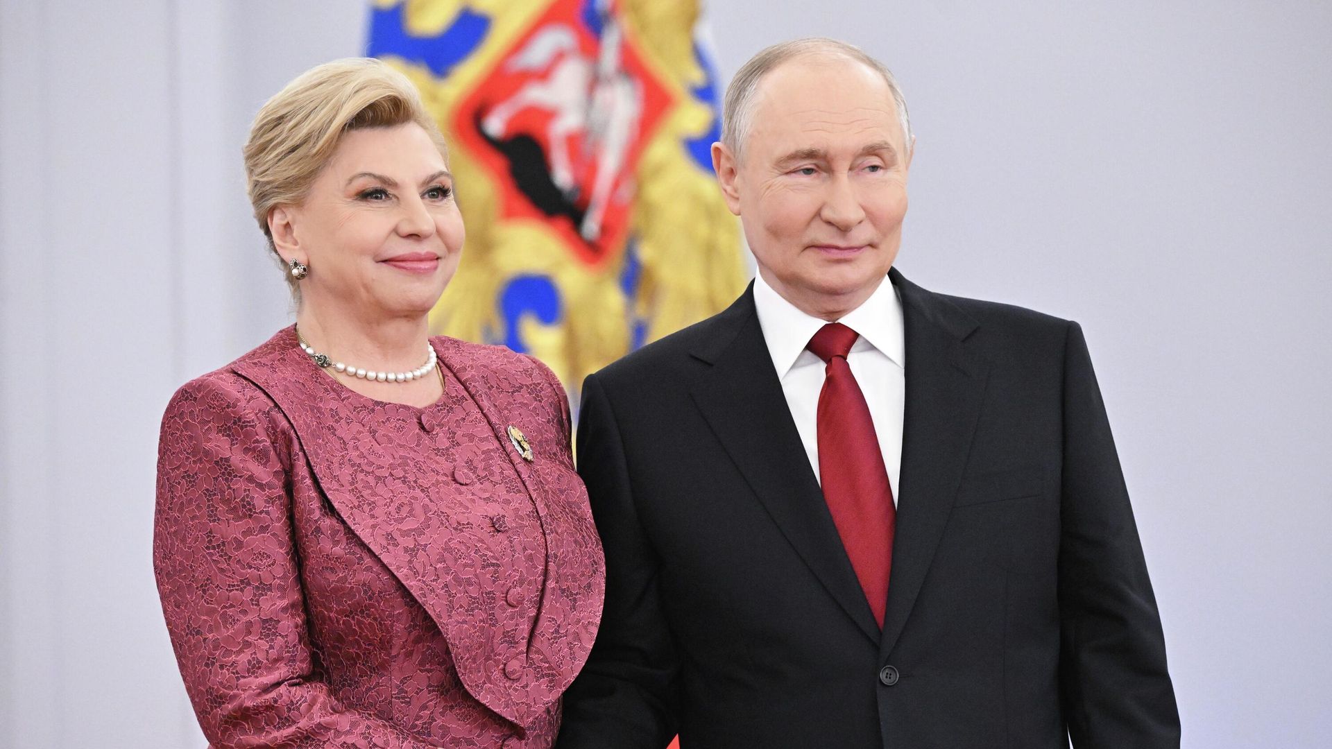 Президент РФ Владимир Путин и научный руководитель Научно-образовательного центра по правам человека МГЮА имени О. Е. Кутафина Татьяна Москалькова во время награждения. 12 июня 2026 - РИА Новости, 1920, 12.06.2026